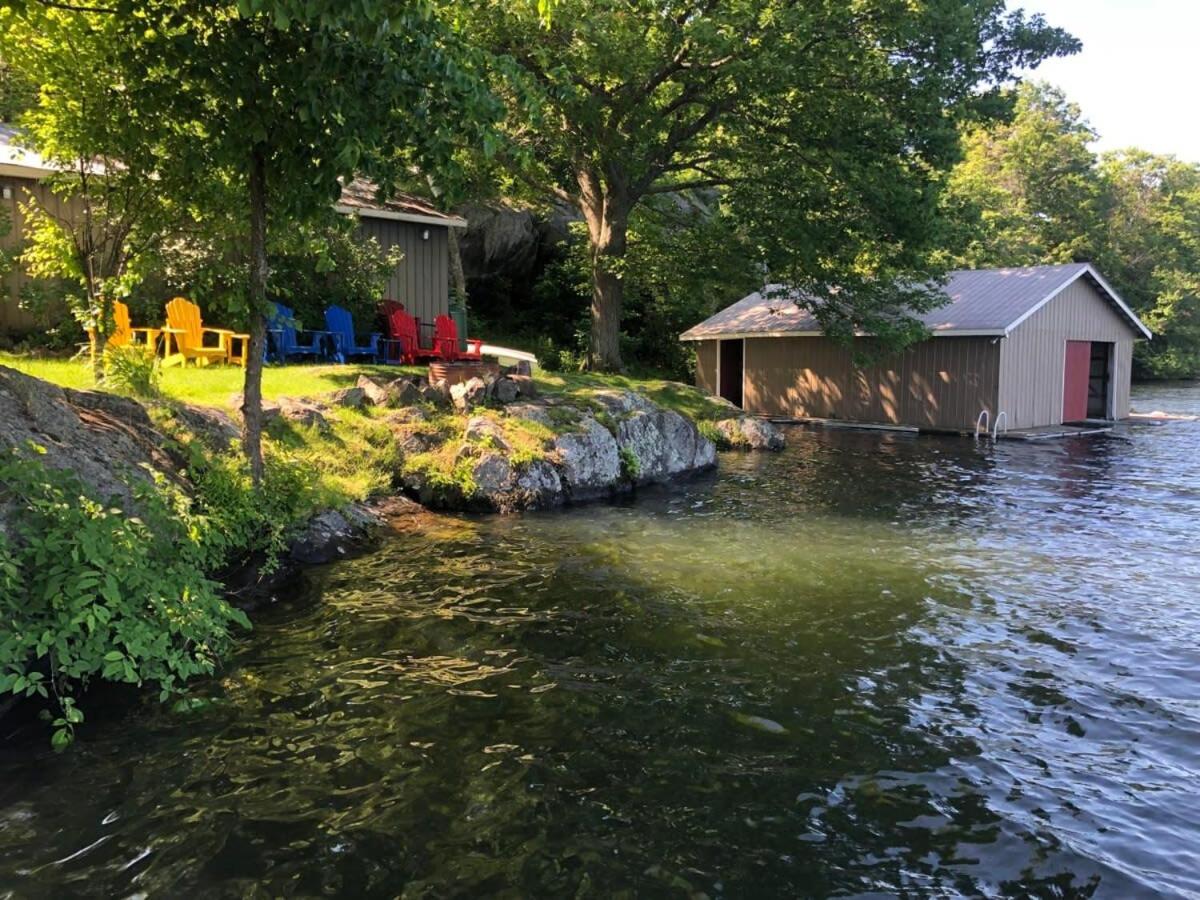 Private waterfront cottage - hot tub & kayaks