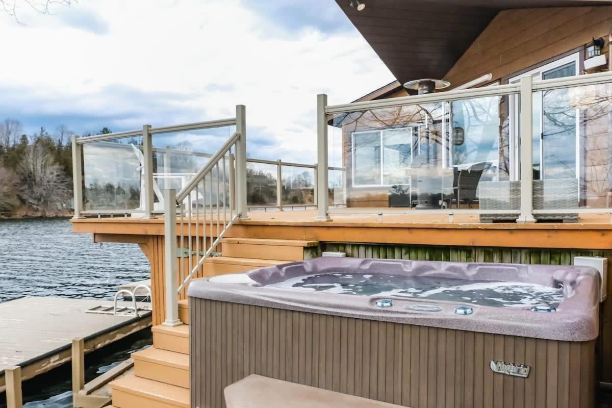 Private waterfront cottage - hot tub & kayaks