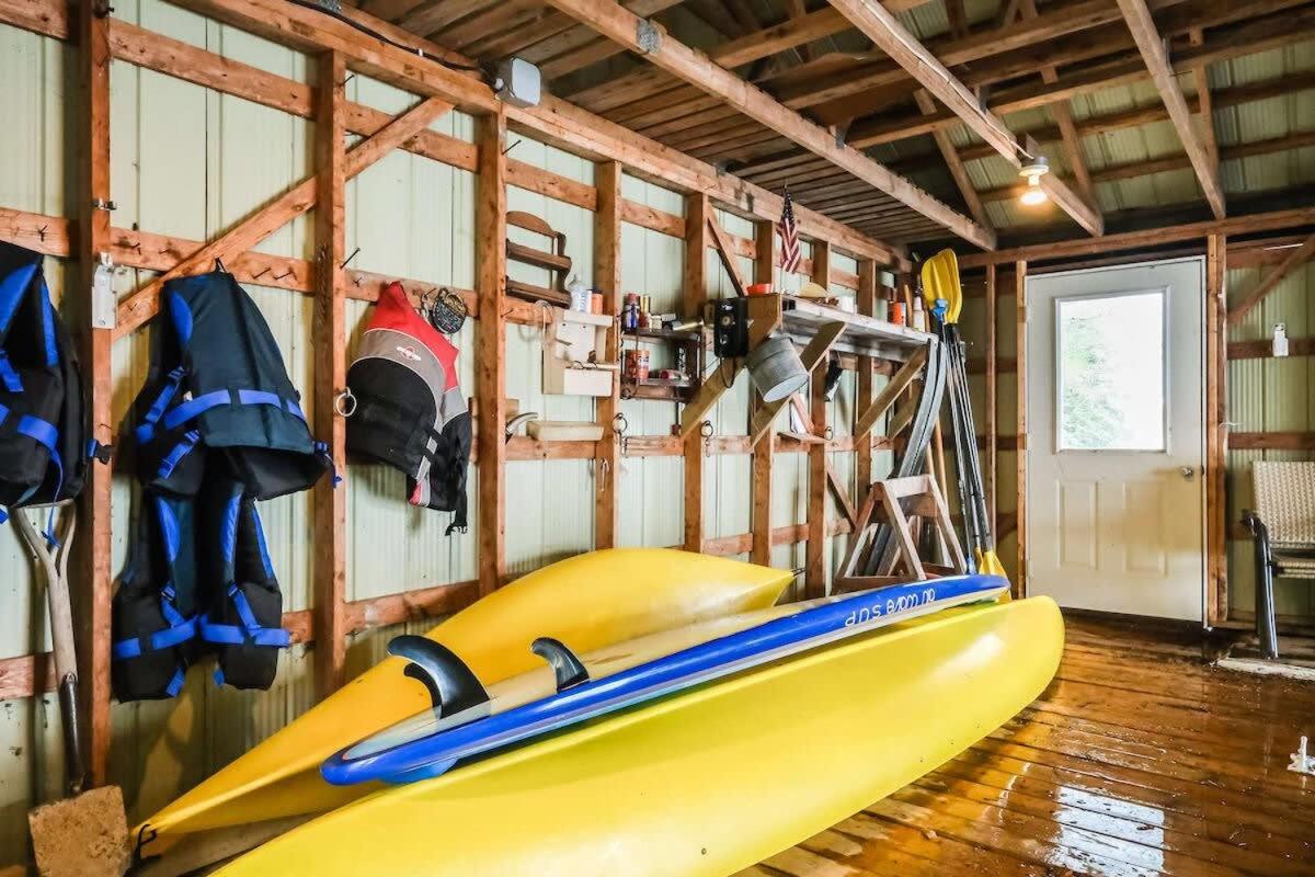 Private waterfront cottage - hot tub & kayaks
