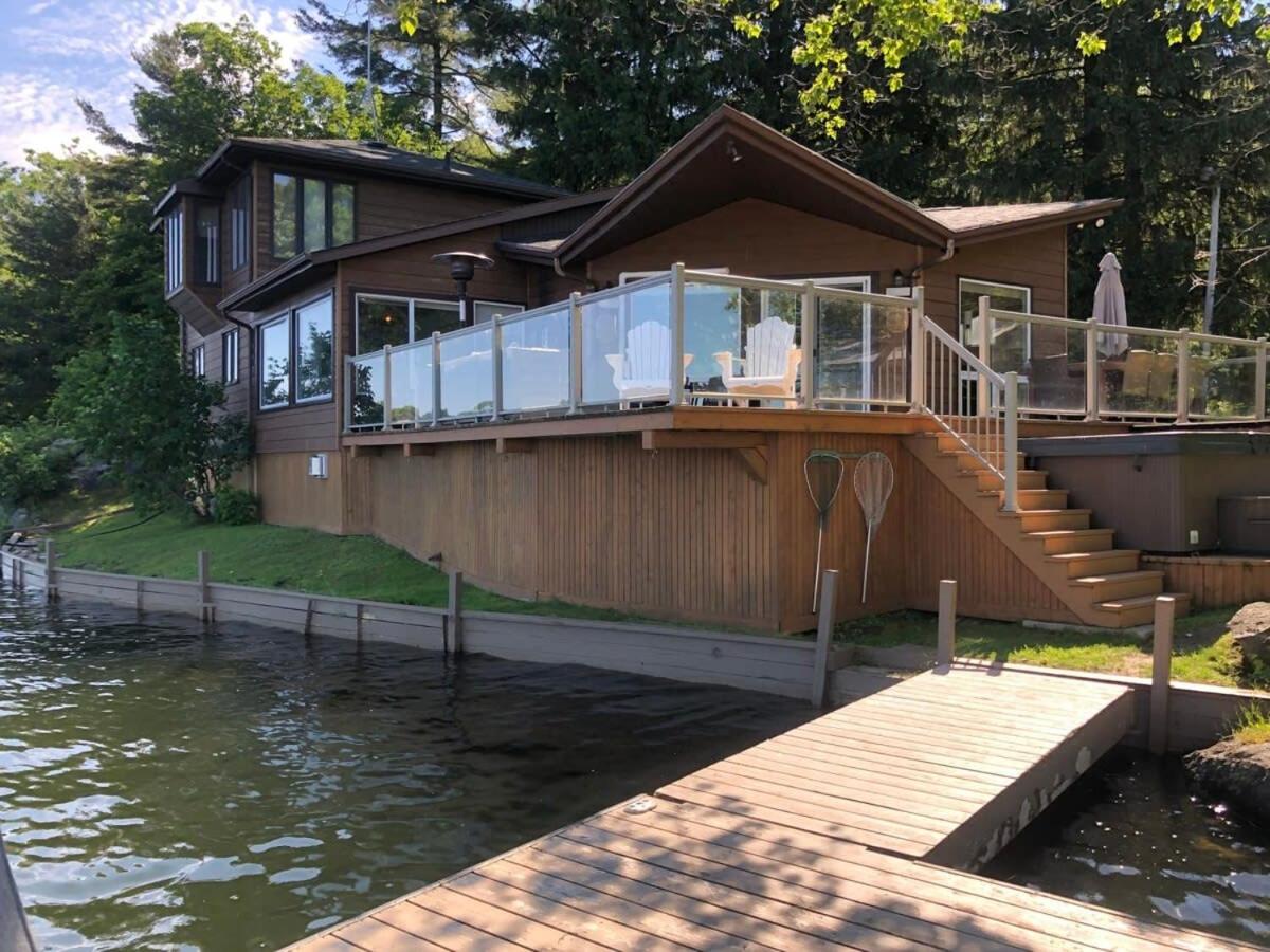 Private waterfront cottage - hot tub & kayaks
