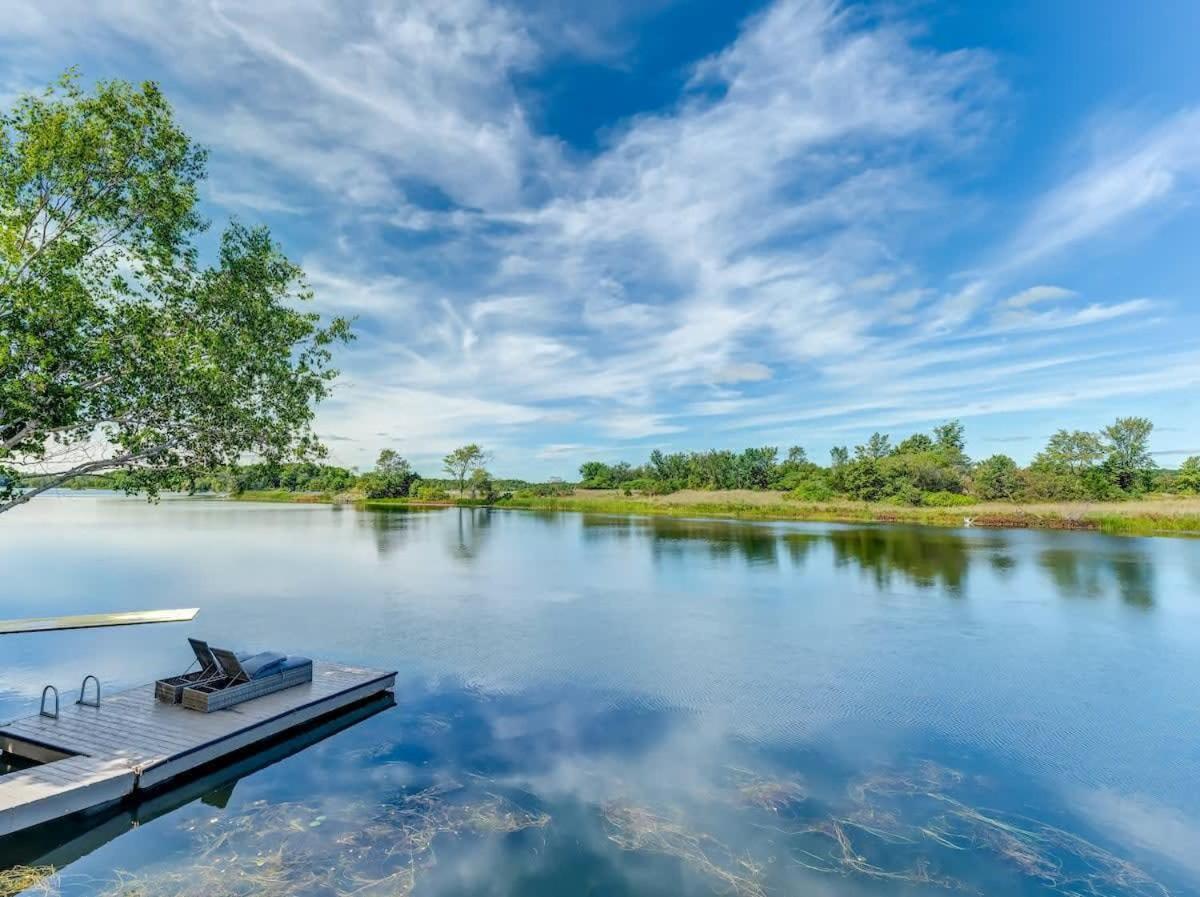Private waterfront cottage - hot tub & kayaks
