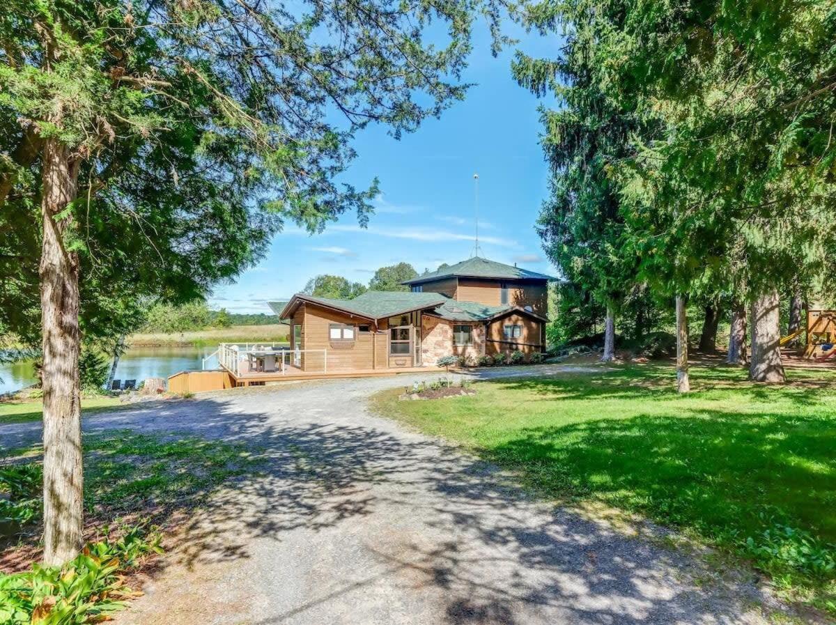 Private waterfront cottage - hot tub & kayaks