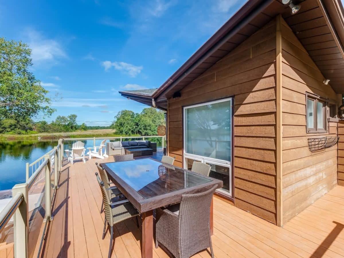 Private waterfront cottage - hot tub & kayaks