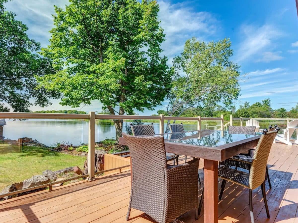 Private waterfront cottage - hot tub & kayaks