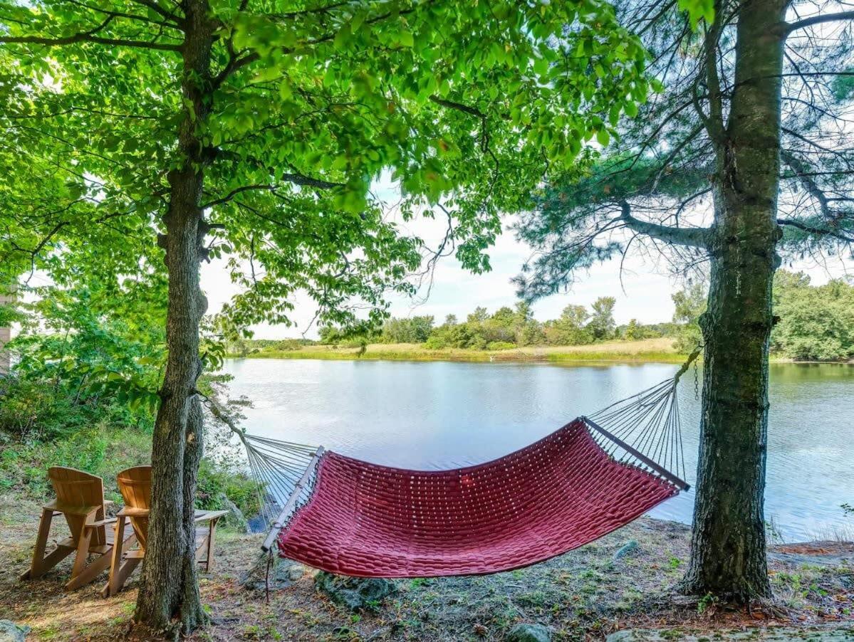 Private waterfront cottage - hot tub & kayaks
