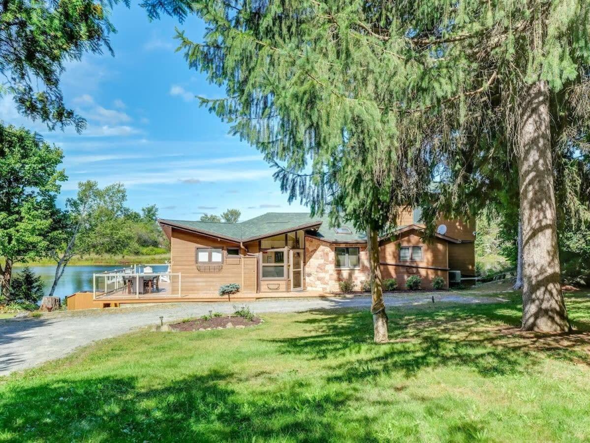 Private waterfront cottage - hot tub & kayaks