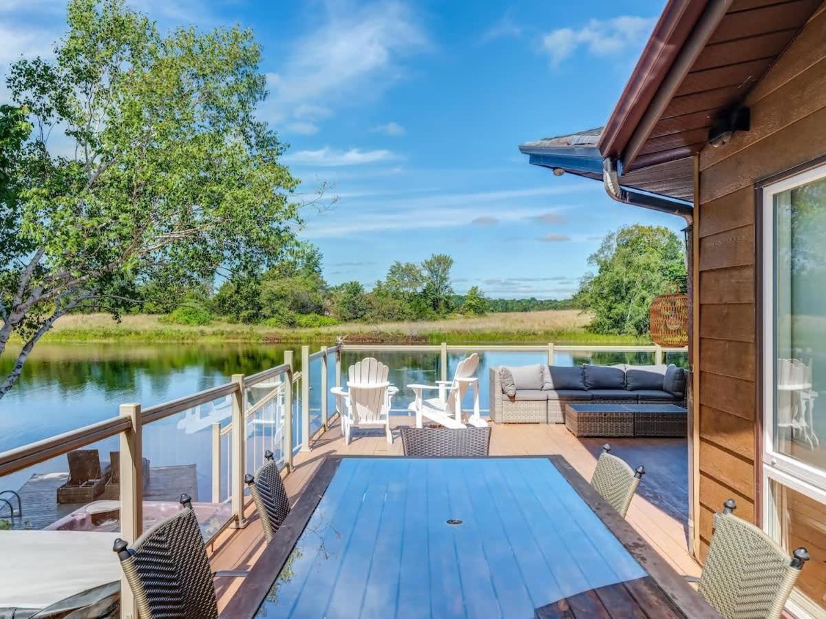 Private waterfront cottage - hot tub & kayaks