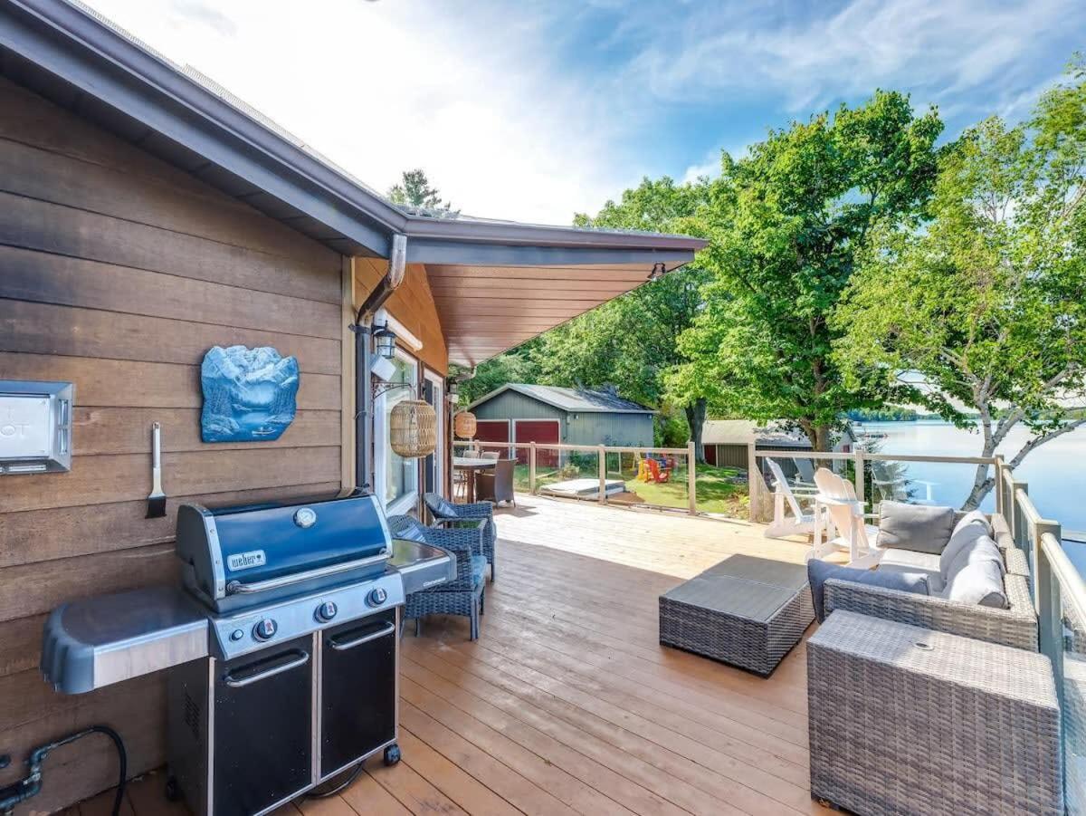 Private waterfront cottage - hot tub & kayaks