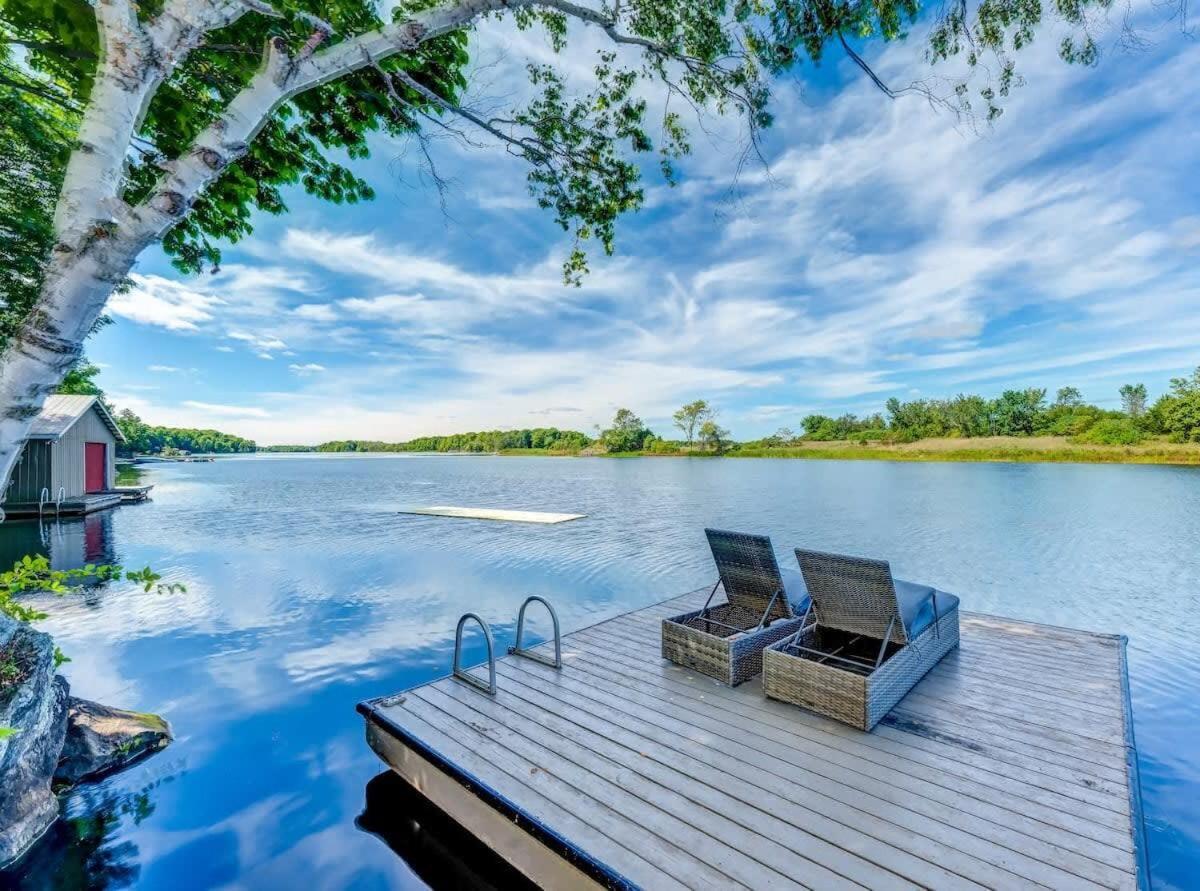 Private waterfront cottage - hot tub & kayaks