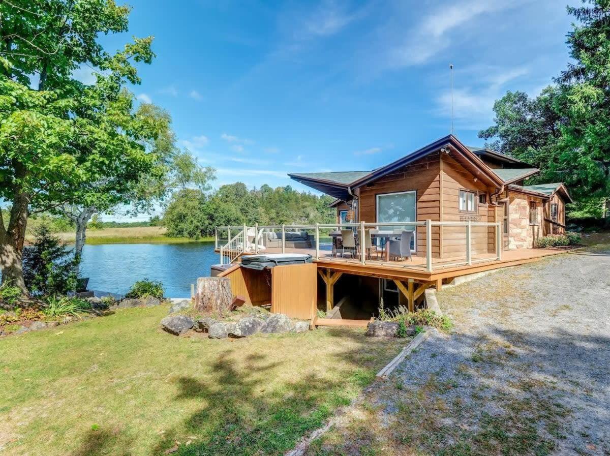 Private waterfront cottage - hot tub & kayaks