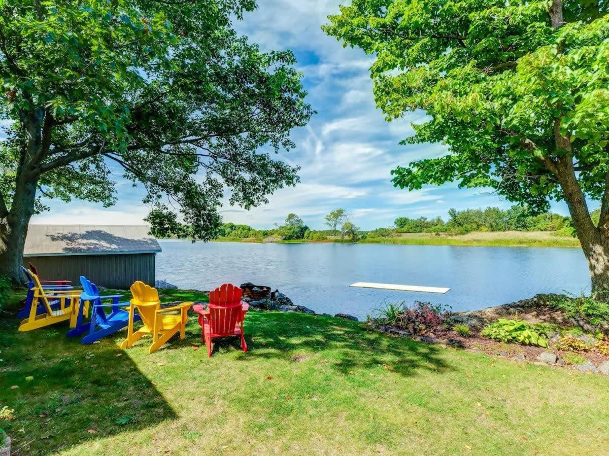 Private waterfront cottage - hot tub & kayaks