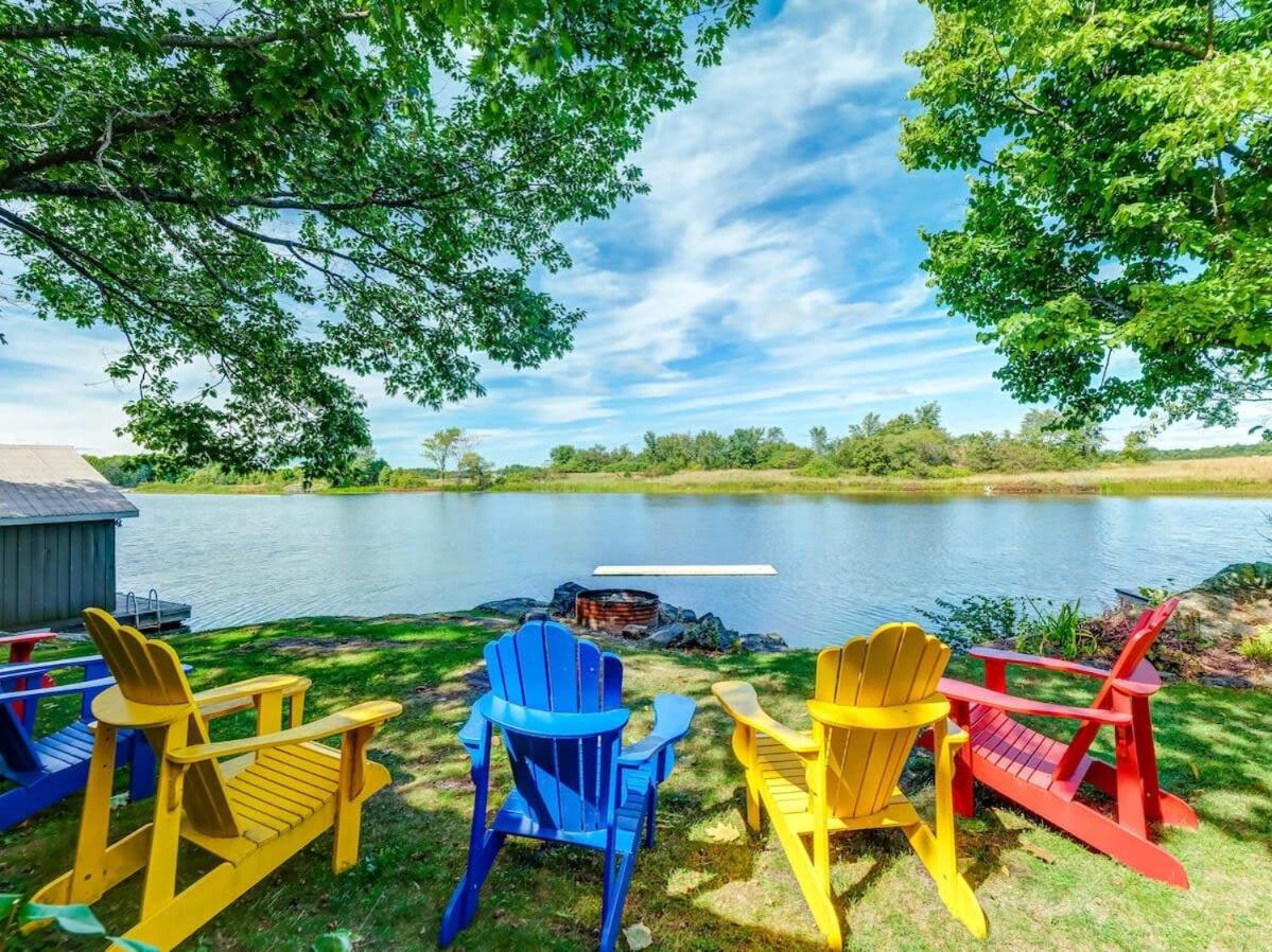 Private waterfront cottage - hot tub & kayaks