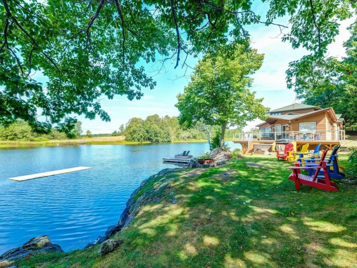 Private waterfront cottage - hot tub & kayaks