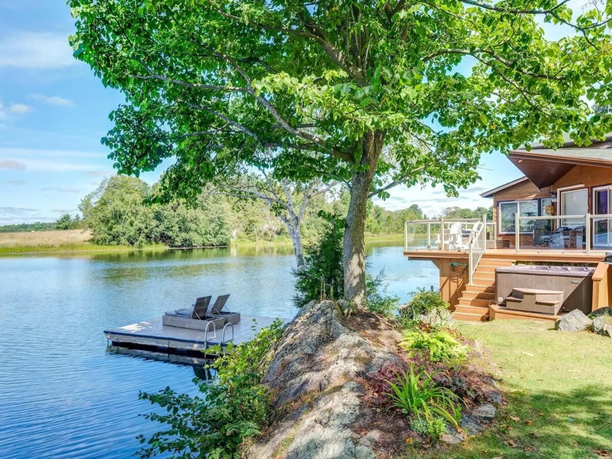 Private waterfront cottage - hot tub & kayaks