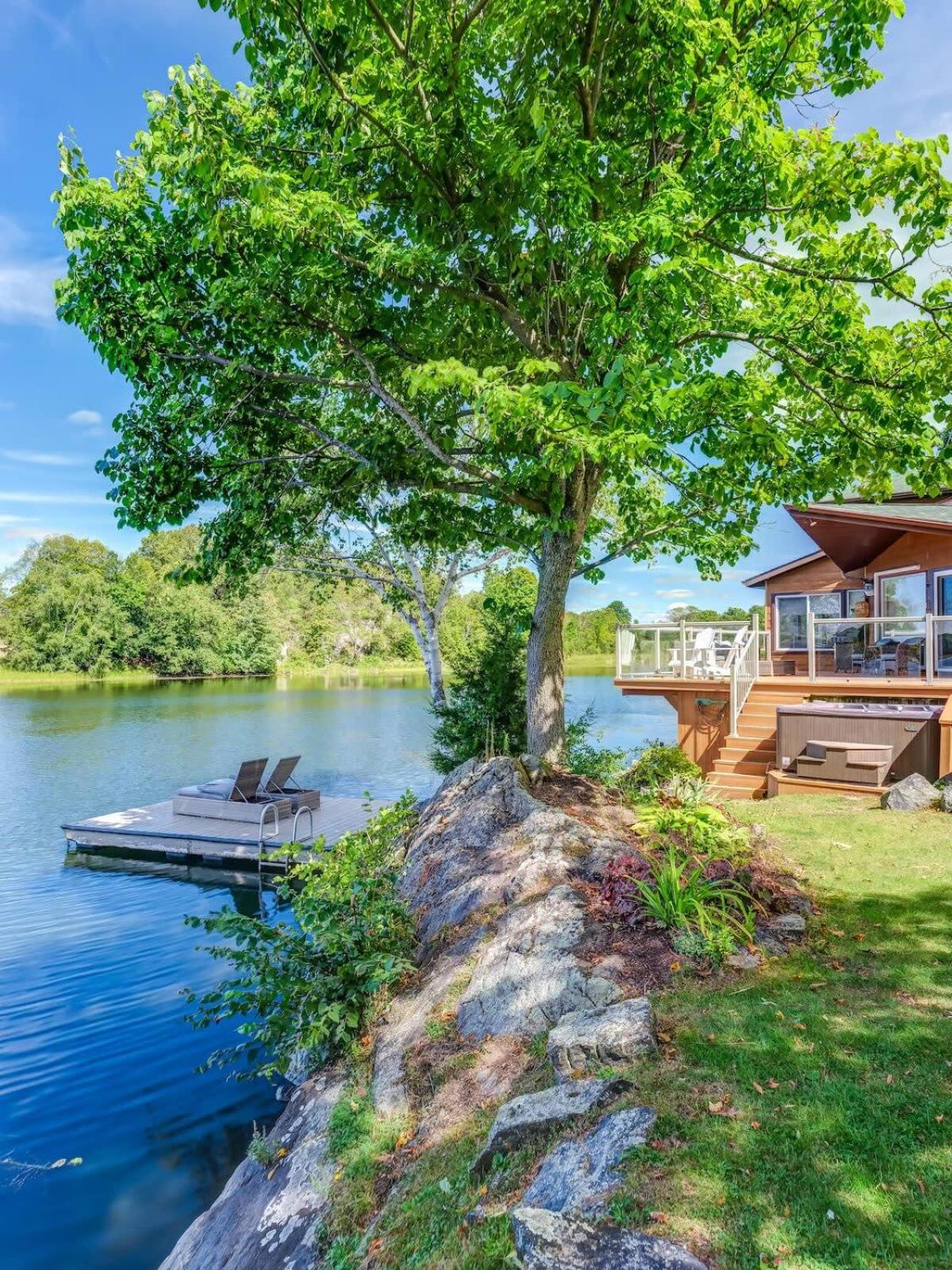 Private waterfront cottage - hot tub & kayaks