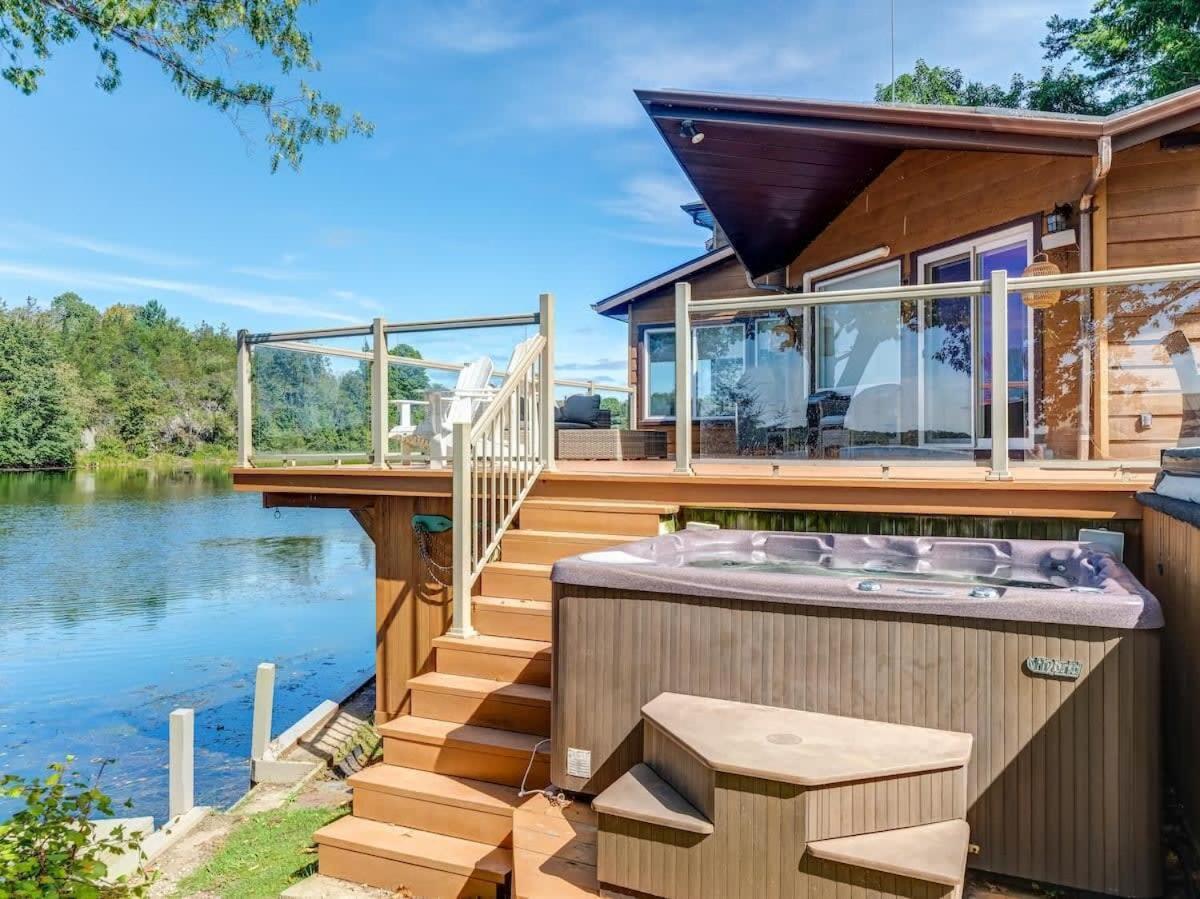 Private waterfront cottage - hot tub & kayaks