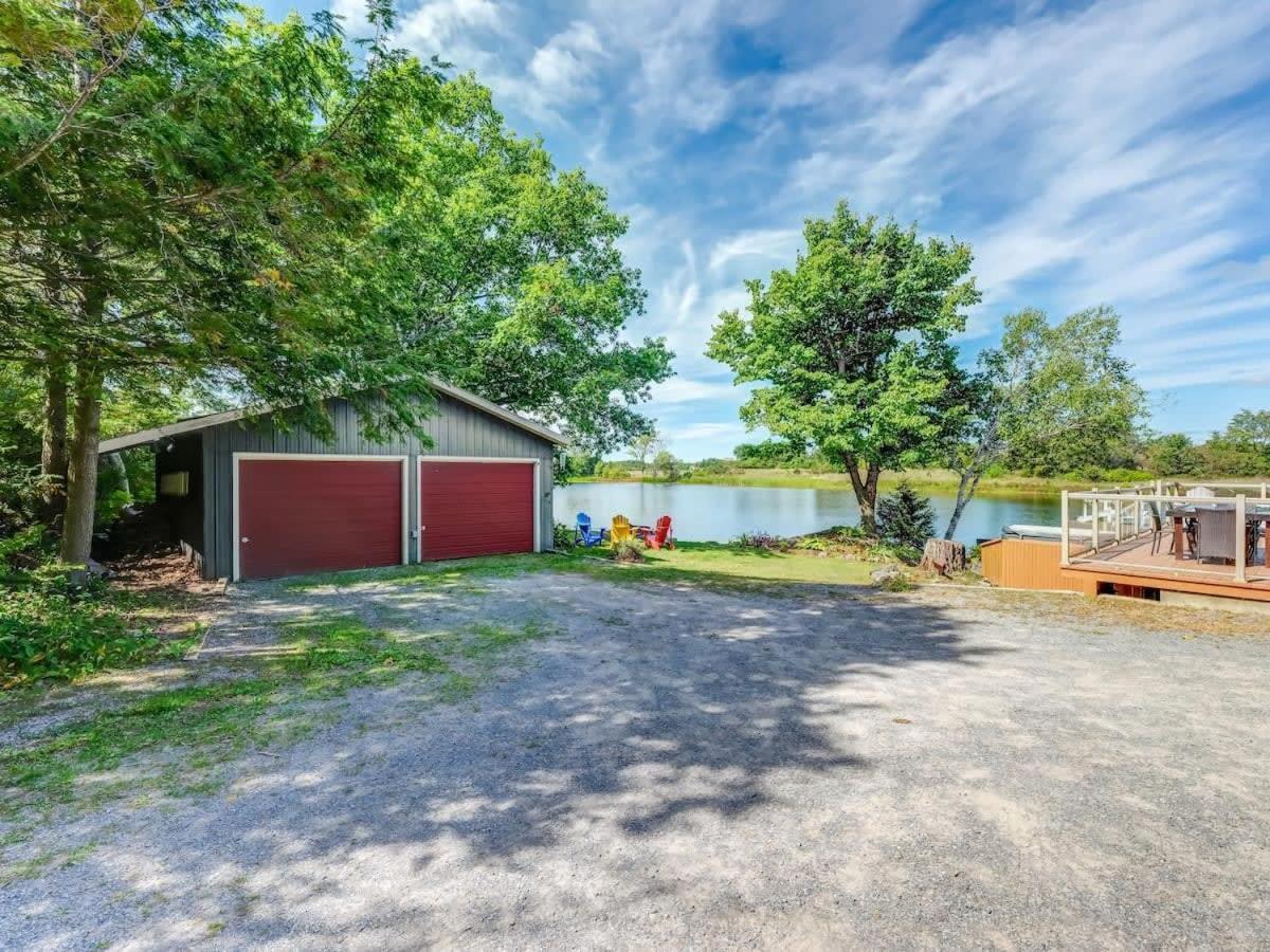 Private waterfront cottage - hot tub & kayaks