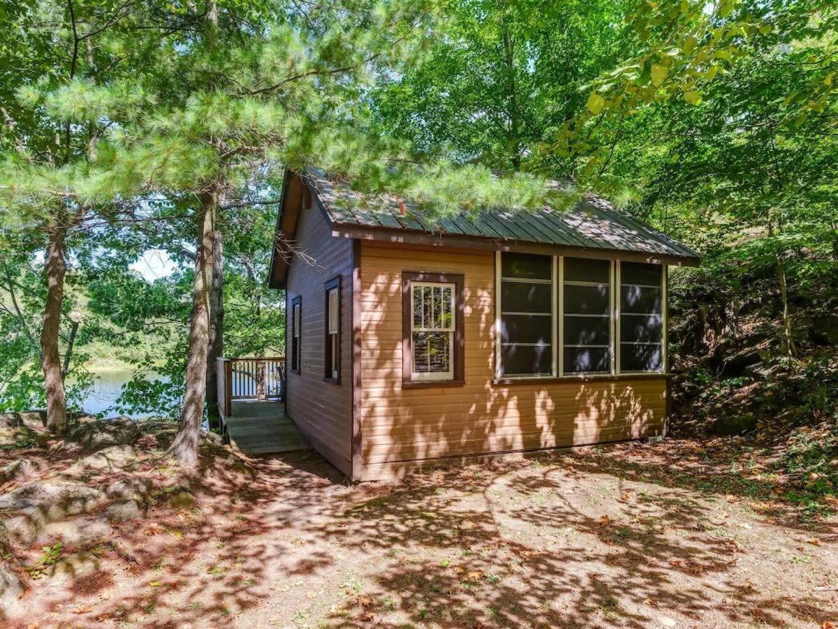 Private waterfront cottage - hot tub & kayaks