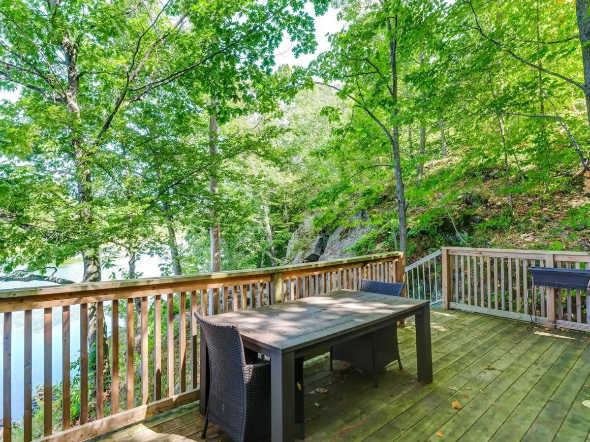 Private waterfront cottage - hot tub & kayaks