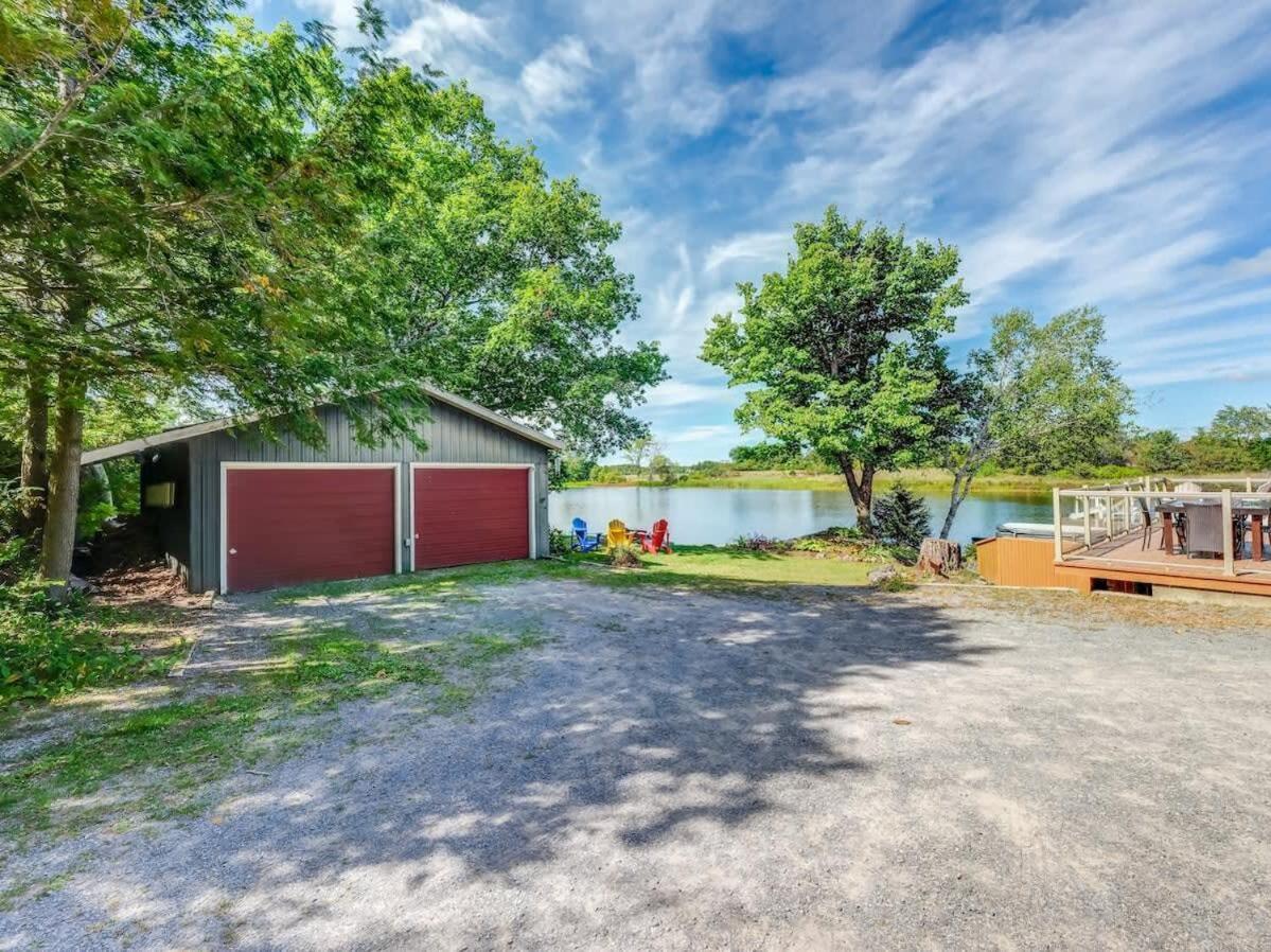 Private waterfront cottage - hot tub & kayaks