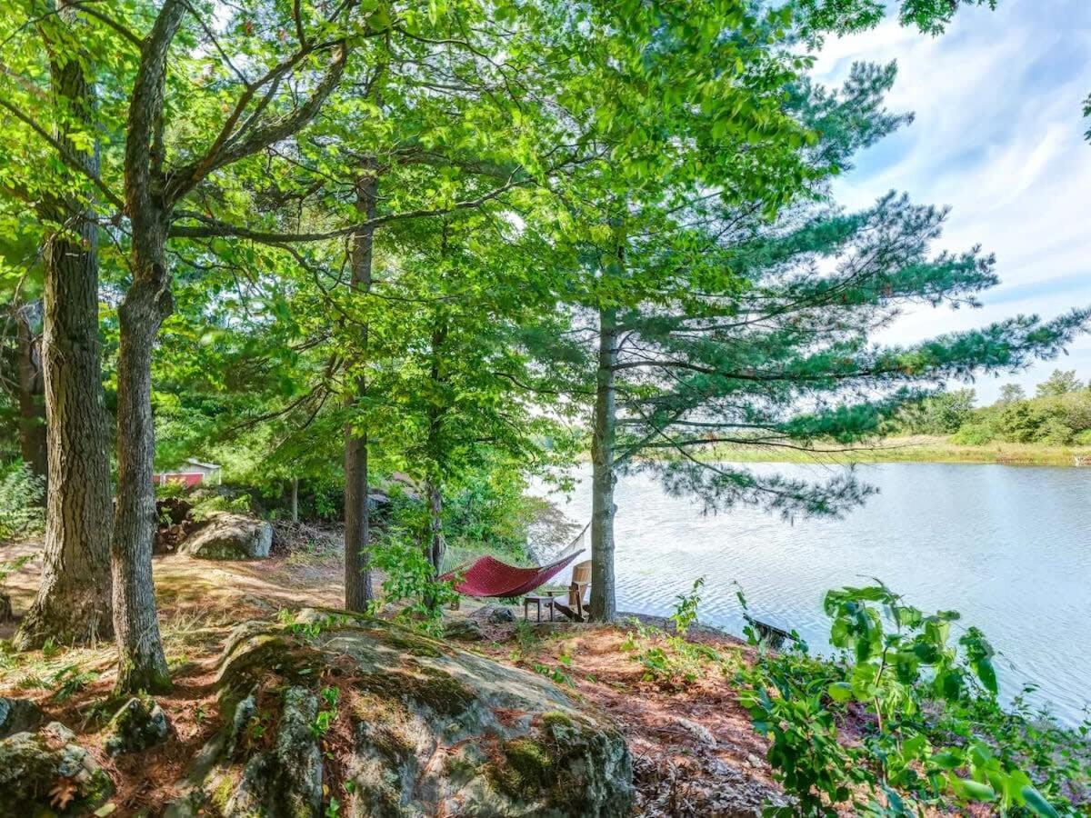 Private waterfront cottage - hot tub & kayaks