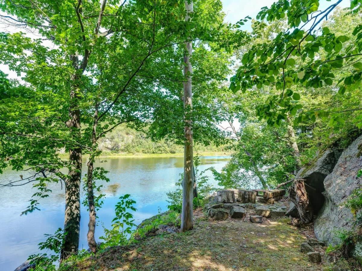 Private waterfront cottage - hot tub & kayaks