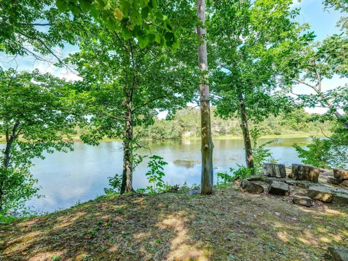 Private waterfront cottage - hot tub & kayaks