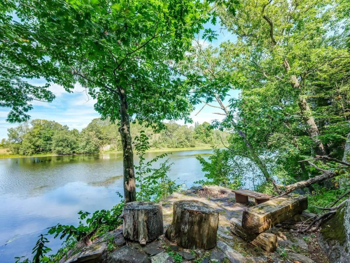 Private waterfront cottage - hot tub & kayaks