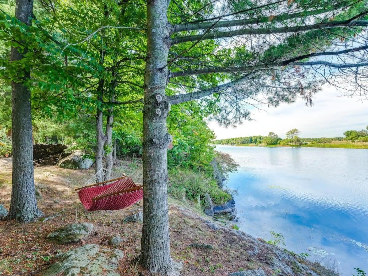 Private waterfront cottage - hot tub & kayaks