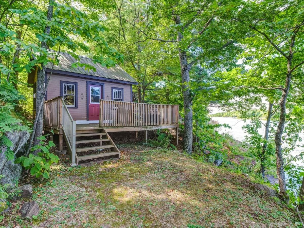 Private waterfront cottage - hot tub & kayaks