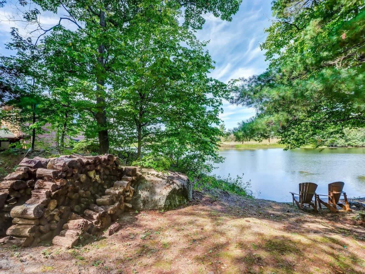 Private waterfront cottage - hot tub & kayaks