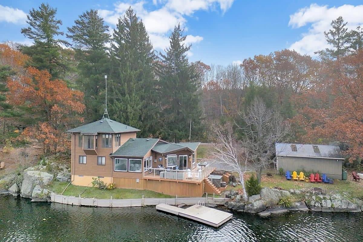 Private waterfront cottage - hot tub & kayaks