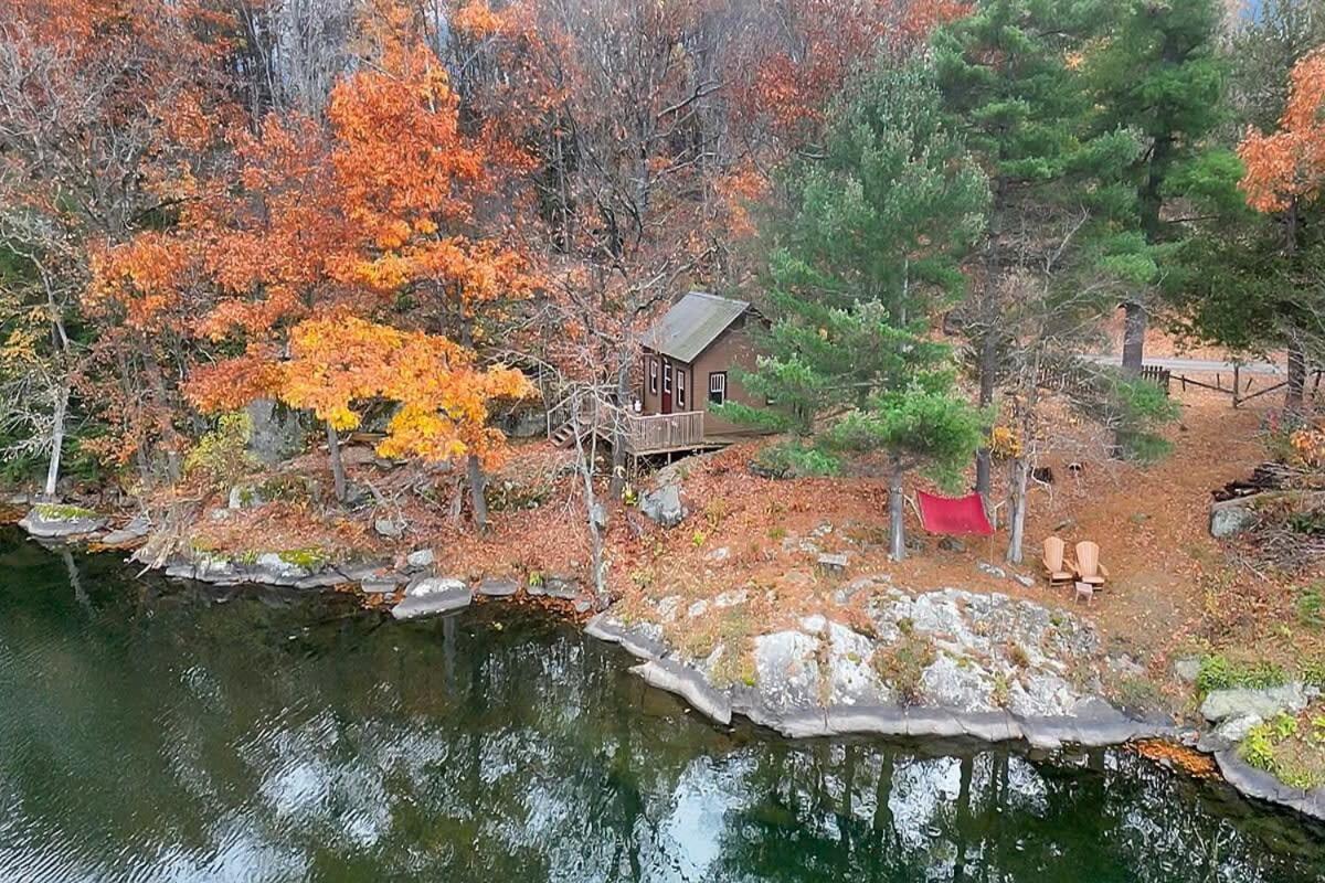 Private waterfront cottage - hot tub & kayaks