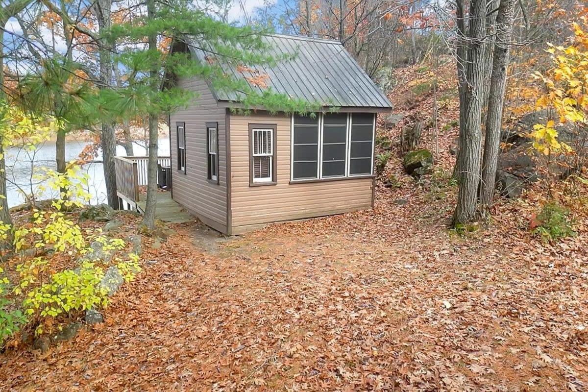 Private waterfront cottage - hot tub & kayaks