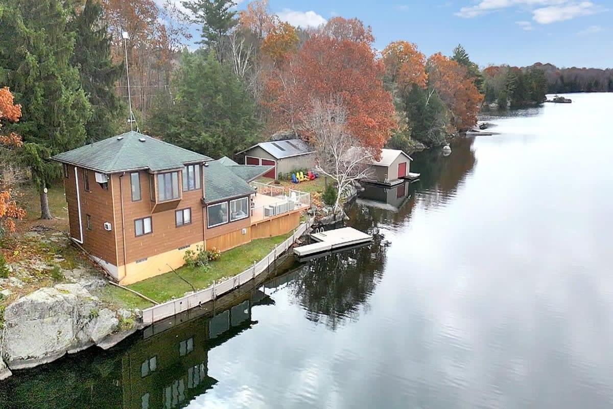 Private waterfront cottage - hot tub & kayaks