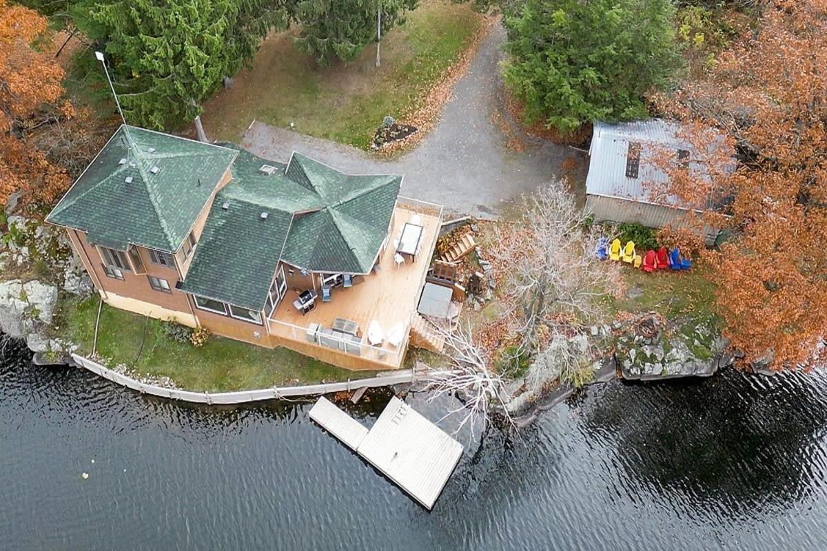 Private waterfront cottage - hot tub & kayaks