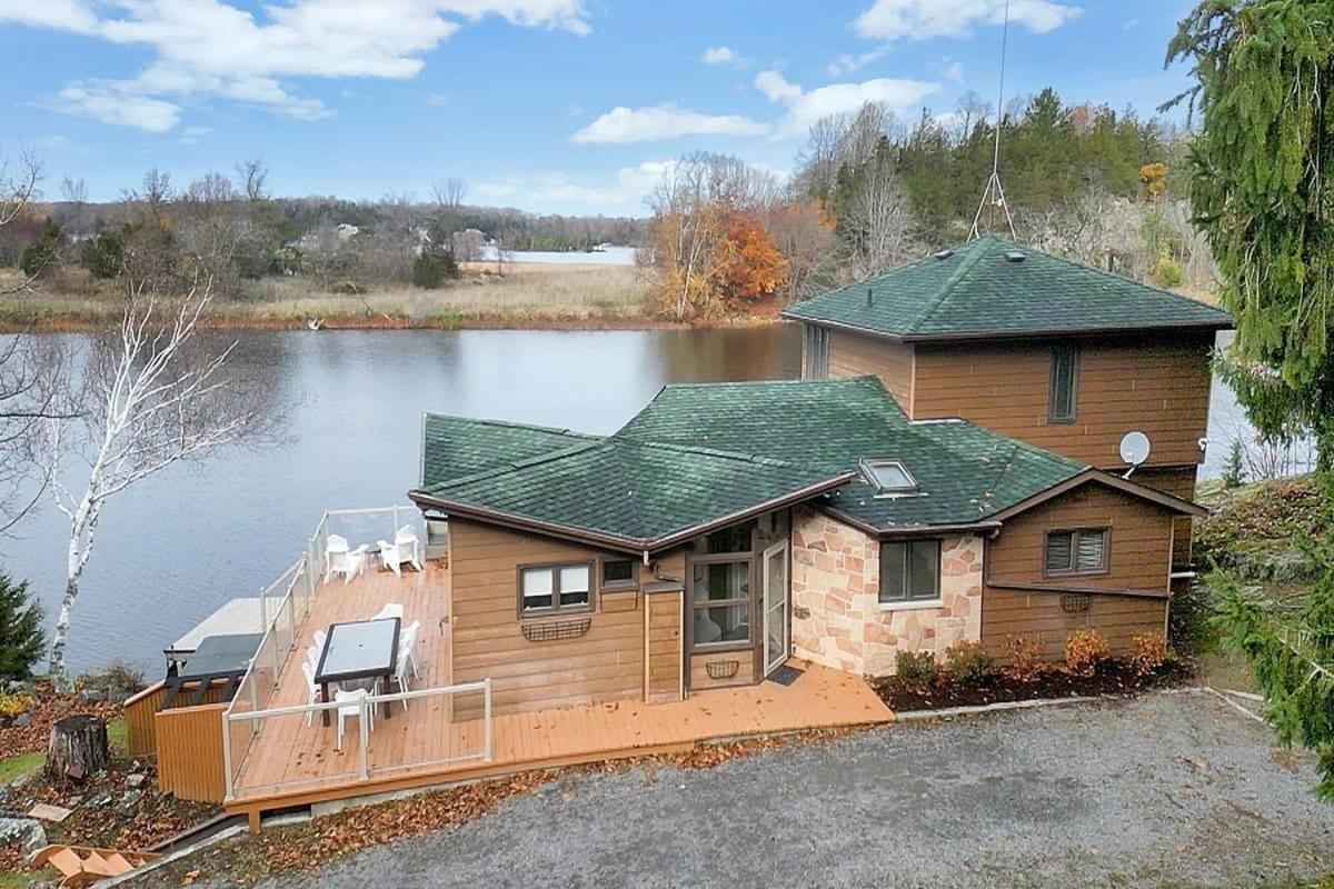 Private waterfront cottage - hot tub & kayaks
