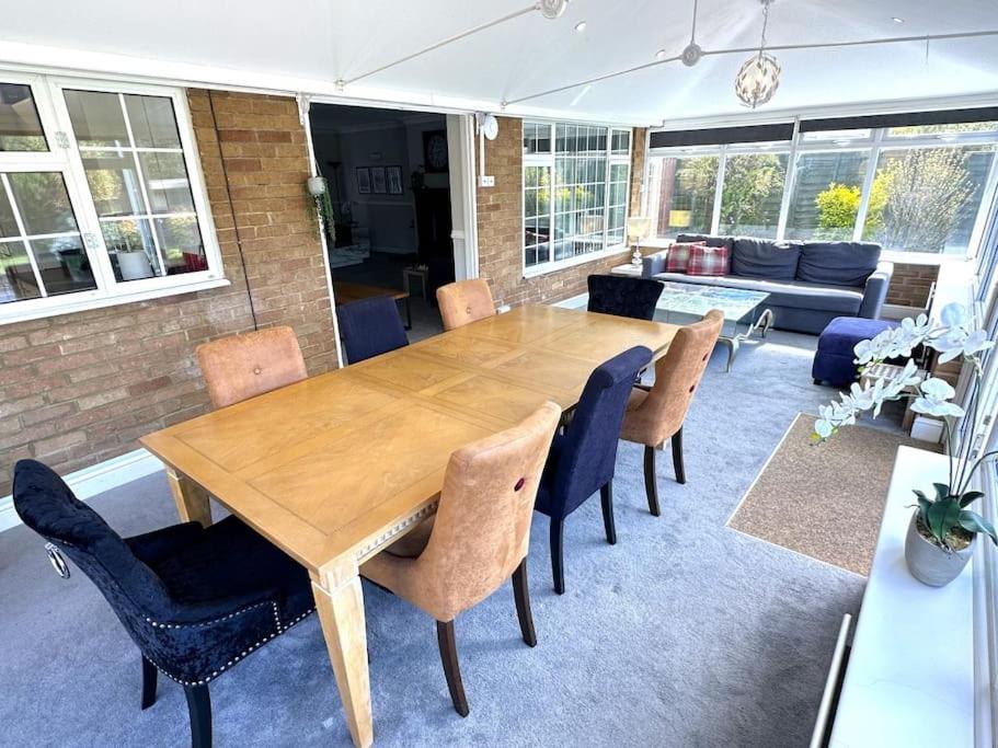 Kennedy Villa - 5 Bedroom House with Hot Tub, WiFi, Free parkings, Close to Bicester Village view 3