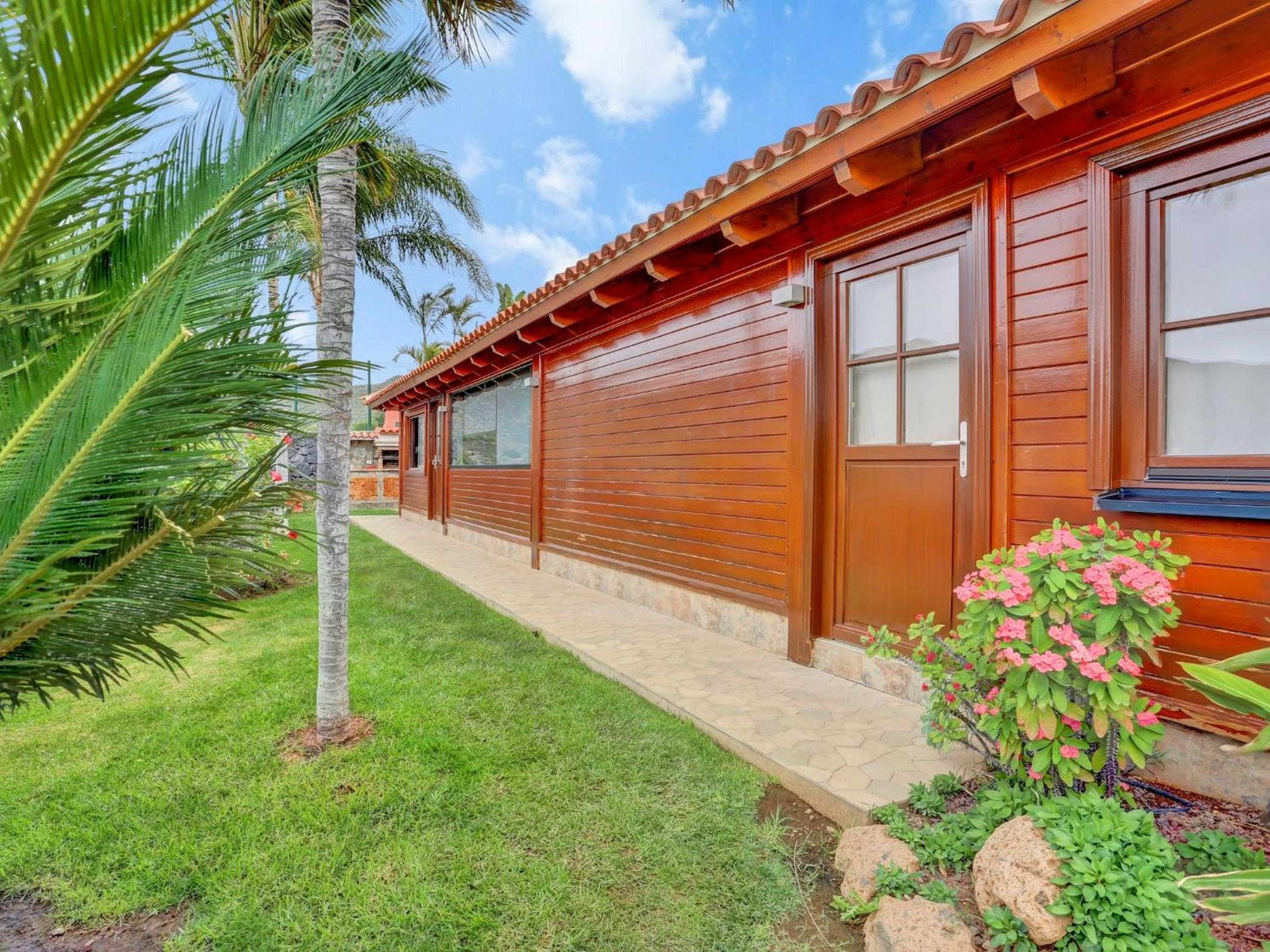 Wooden House with Private Pool Lush Garden