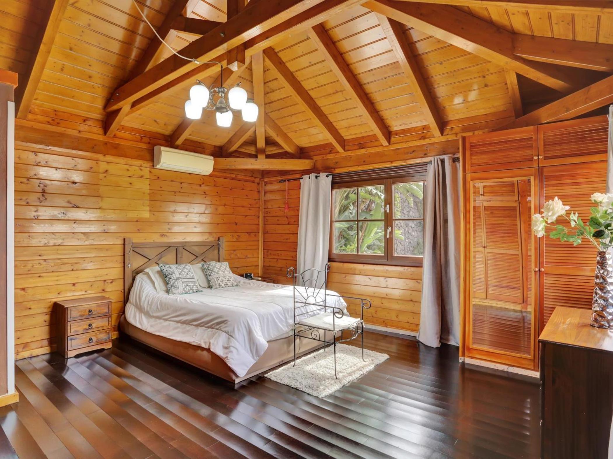 Wooden House with Private Pool Lush Garden