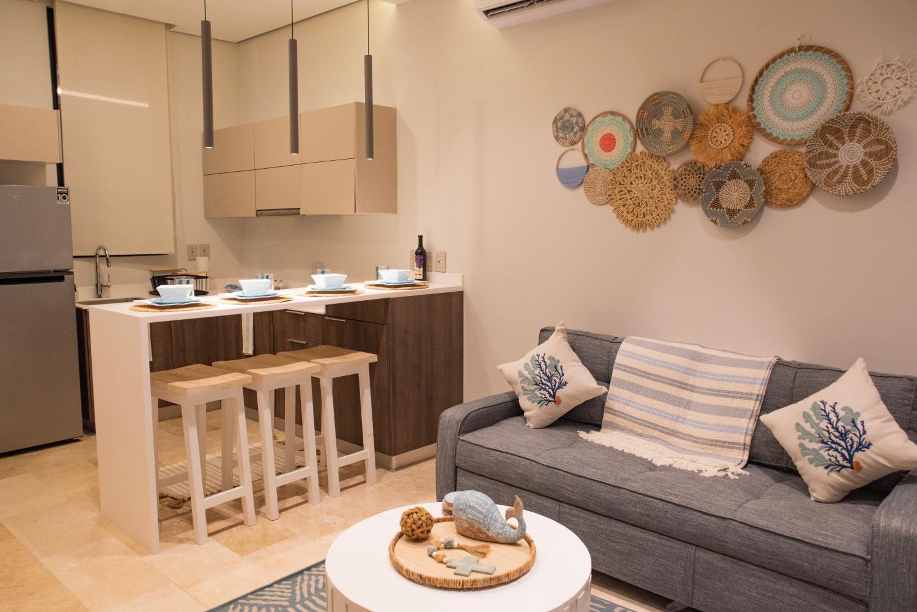 Seascape apartment near the beach with a sea-view rooftop and infinity pool
