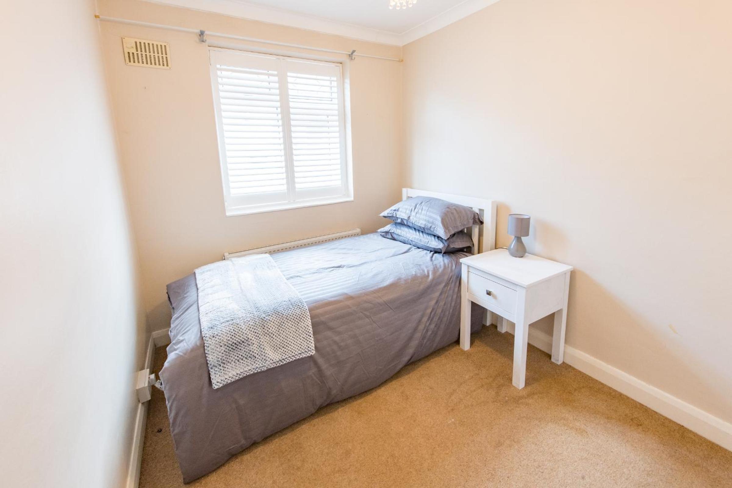 Cosy Family Home in Ruislip view 4