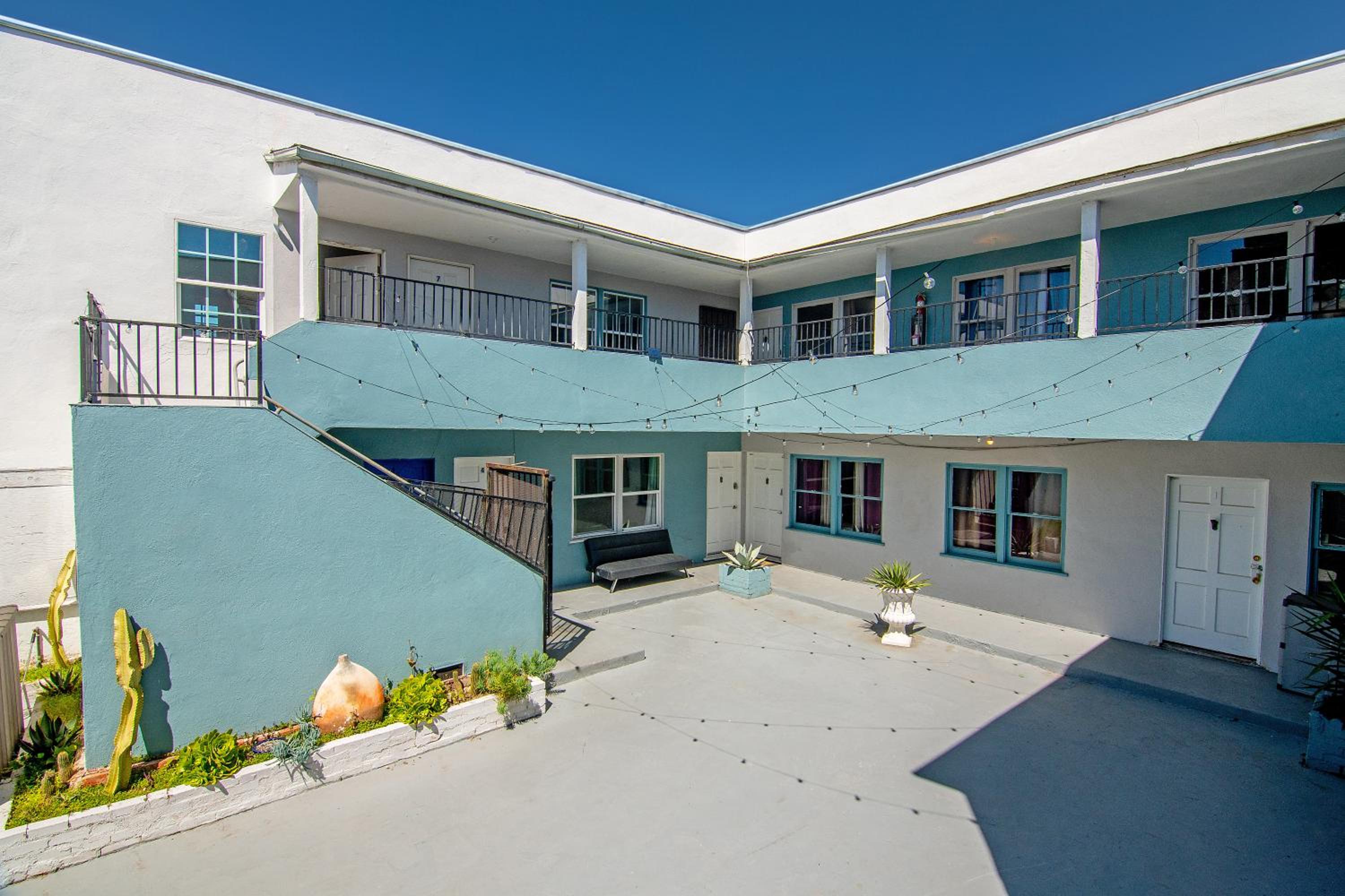 Beautiful 3 Bedroom Apartment Beverly Hills Adj