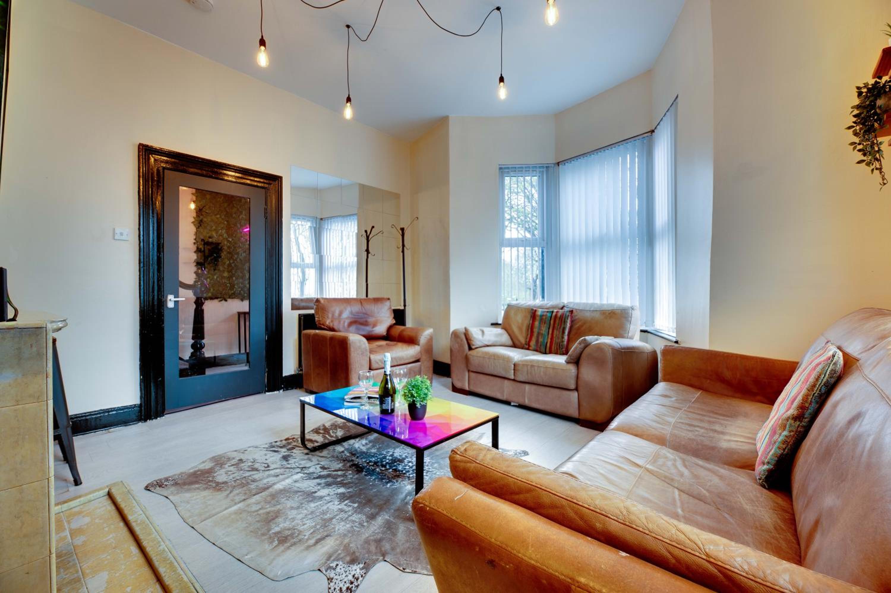 Newcastle CITY APT5,FREE STREET PARKING,4 BEDROOM HOUSE WITH 2 FULL BATHROOM AND KITCHEN,ALL ROOMS WITH TVs,7 BEDS,NETFLIX view 4