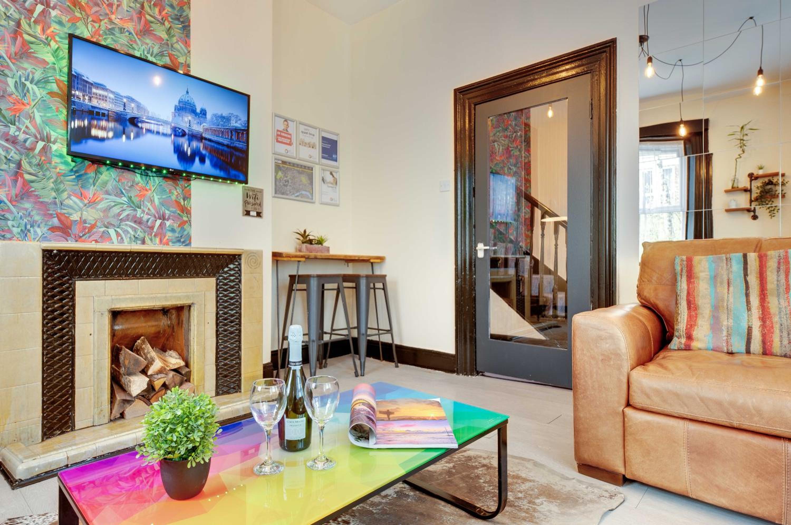 Newcastle CITY APT5,FREE STREET PARKING,4 BEDROOM HOUSE WITH 2 FULL BATHROOM AND KITCHEN,ALL ROOMS WITH TVs,7 BEDS,NETFLIX view 5