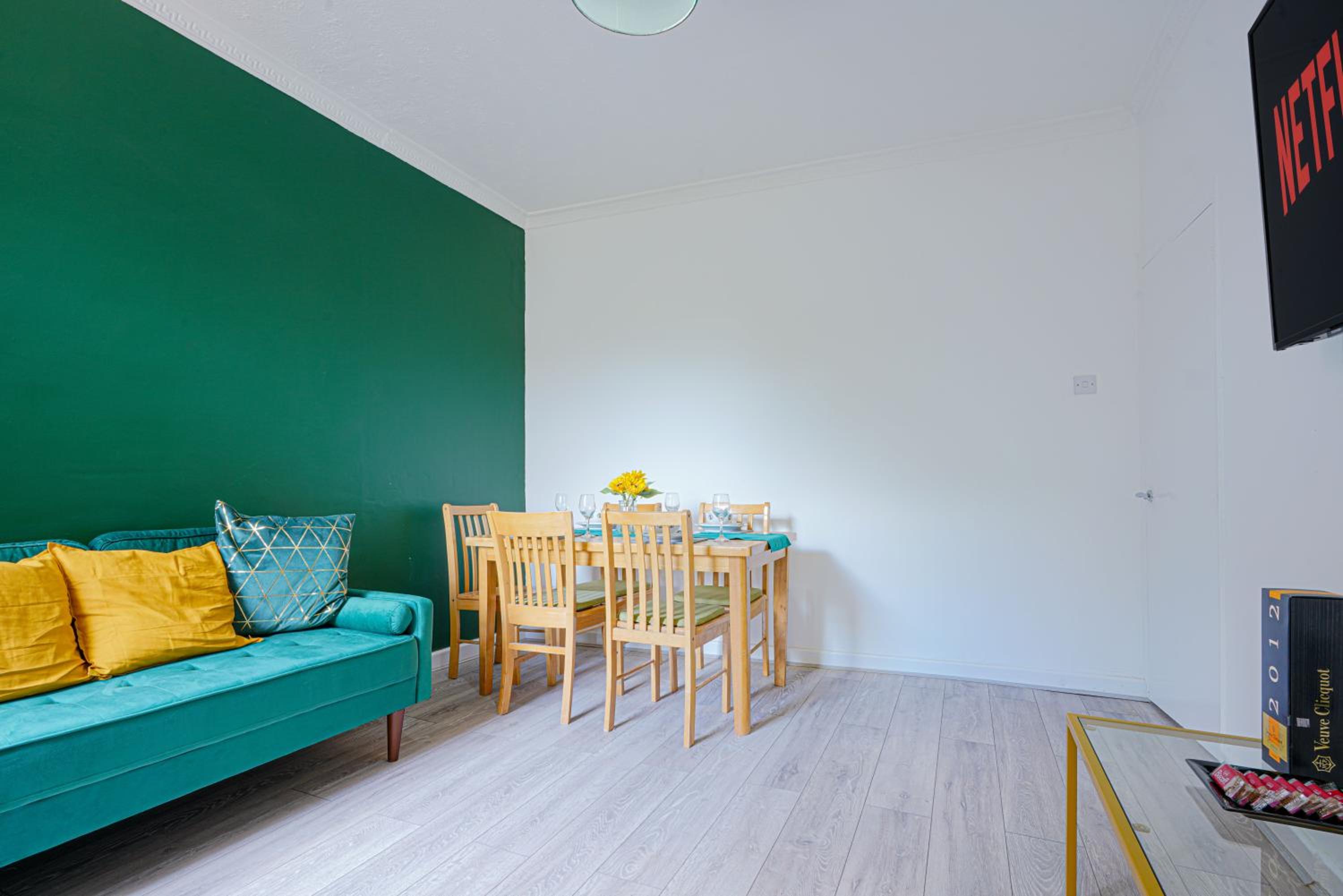 Modern Freshly Refurbed Home Luton view 2