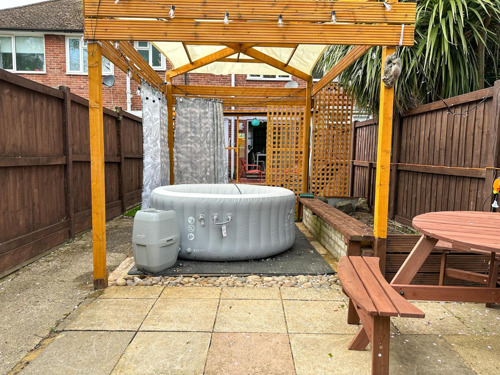 Hotel Luxury Central 2-bed Townhouse - Parking, Hot Tub & Fire Pit - Image 1