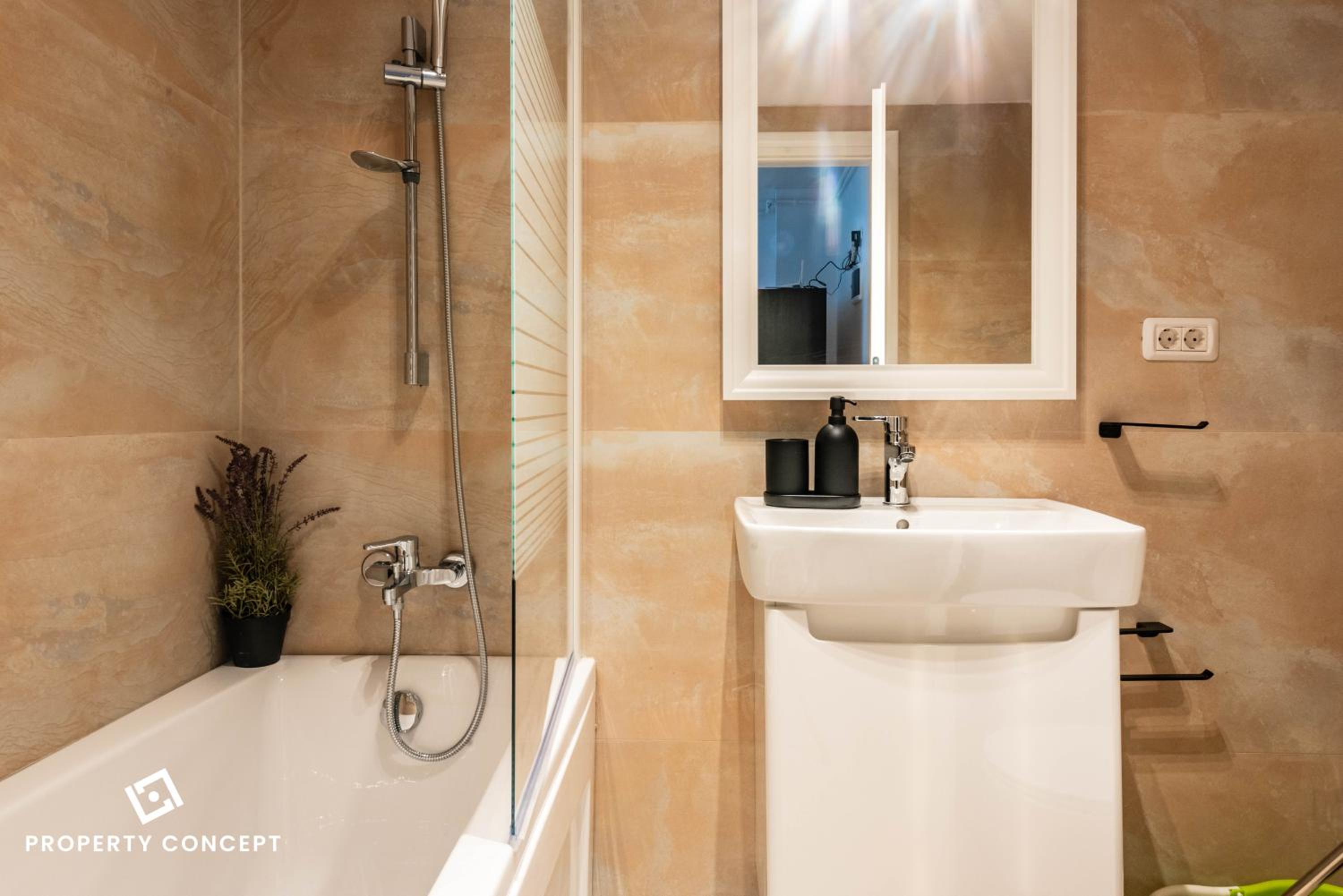 Modern Central Apartment 911 view 4