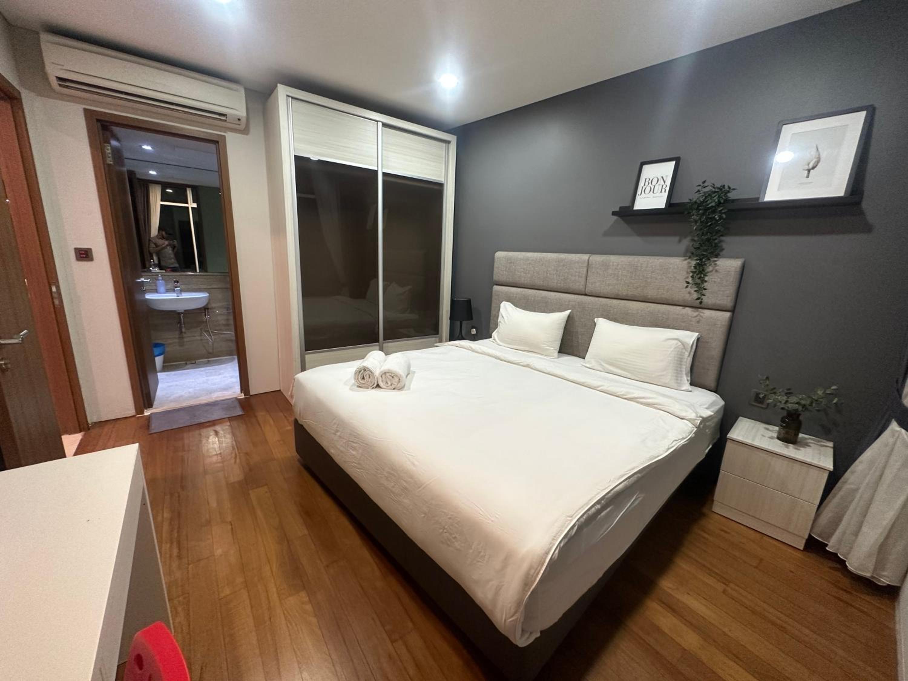Lovely 2&3 Bedrooms condo KLCC and KL tower views