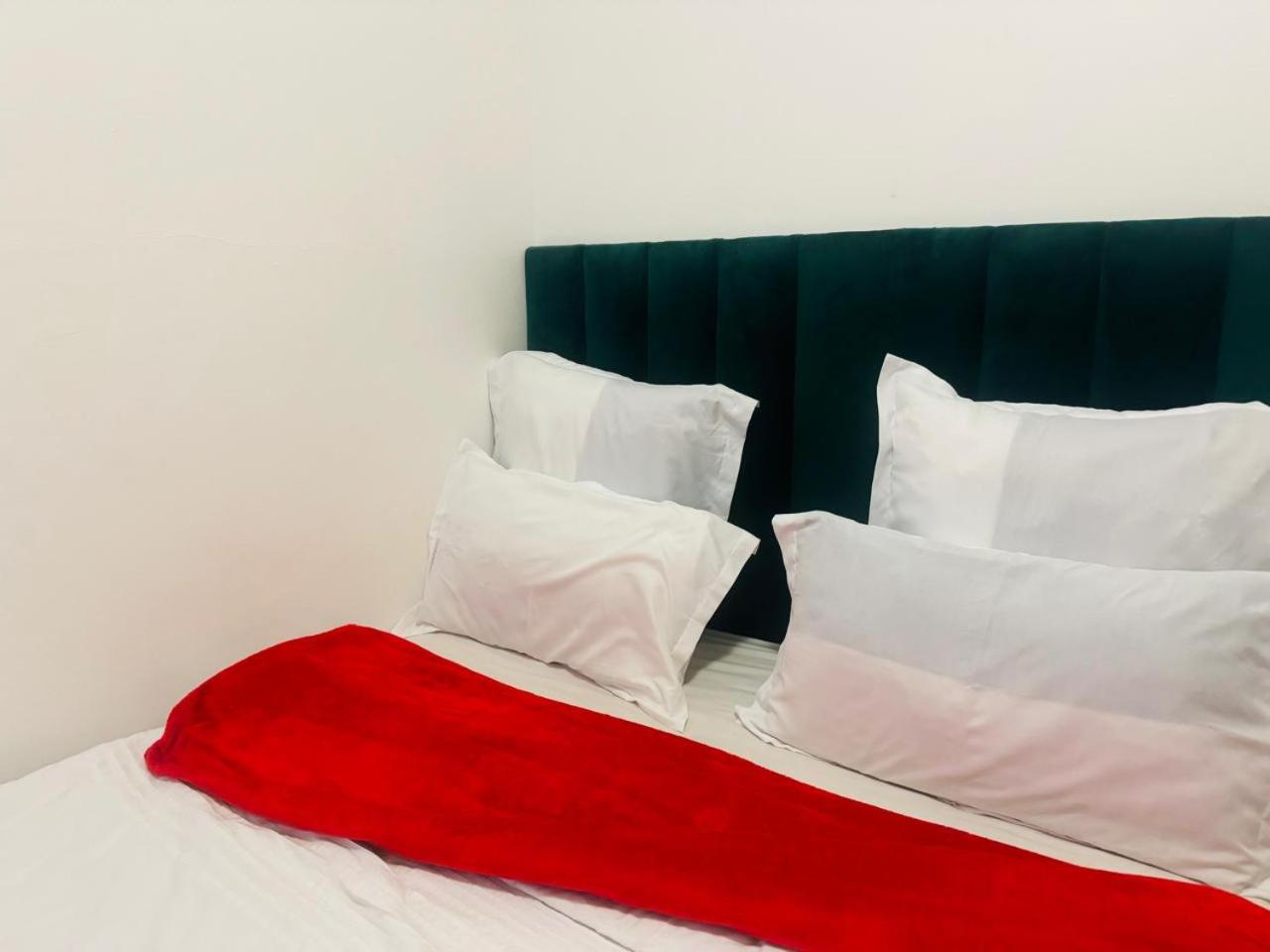 Delight double bedroom in Mowbray view 2